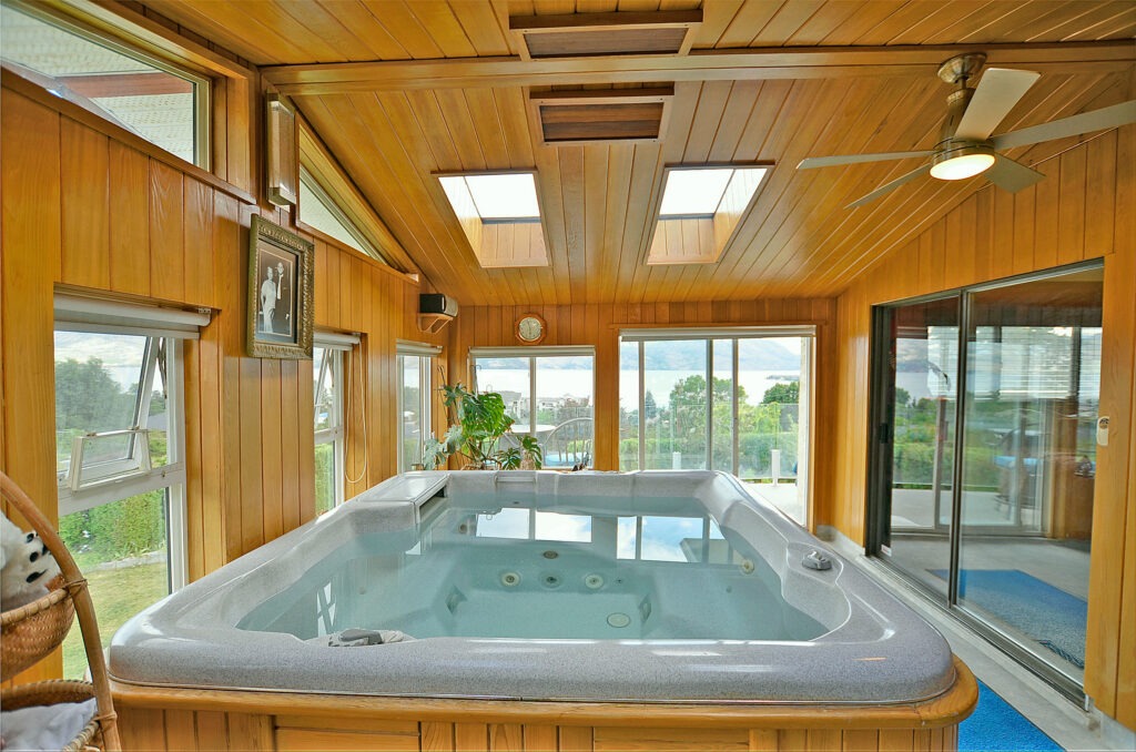 Properties hot tub 2b
